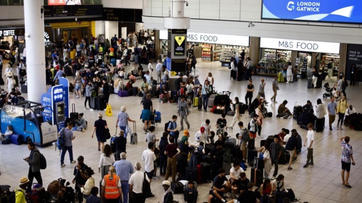 Las aerolíneas reanudan gradualmente sus servicios tras el fallo informático mundial