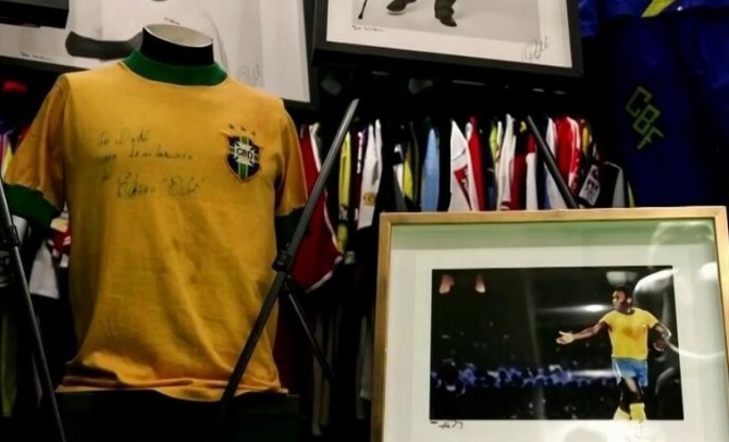 Este hombre tiene la colección de camisetas de fútbol más grande del mundo