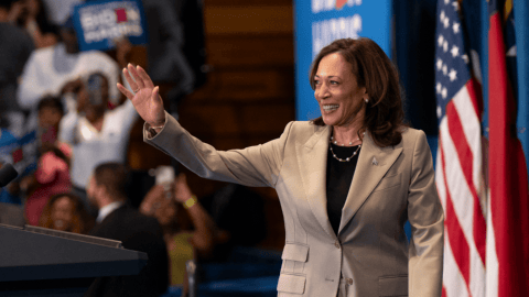 Kamala Harris se dirige por primera vez a su equipo de campaña y Biden se une por teléfono
