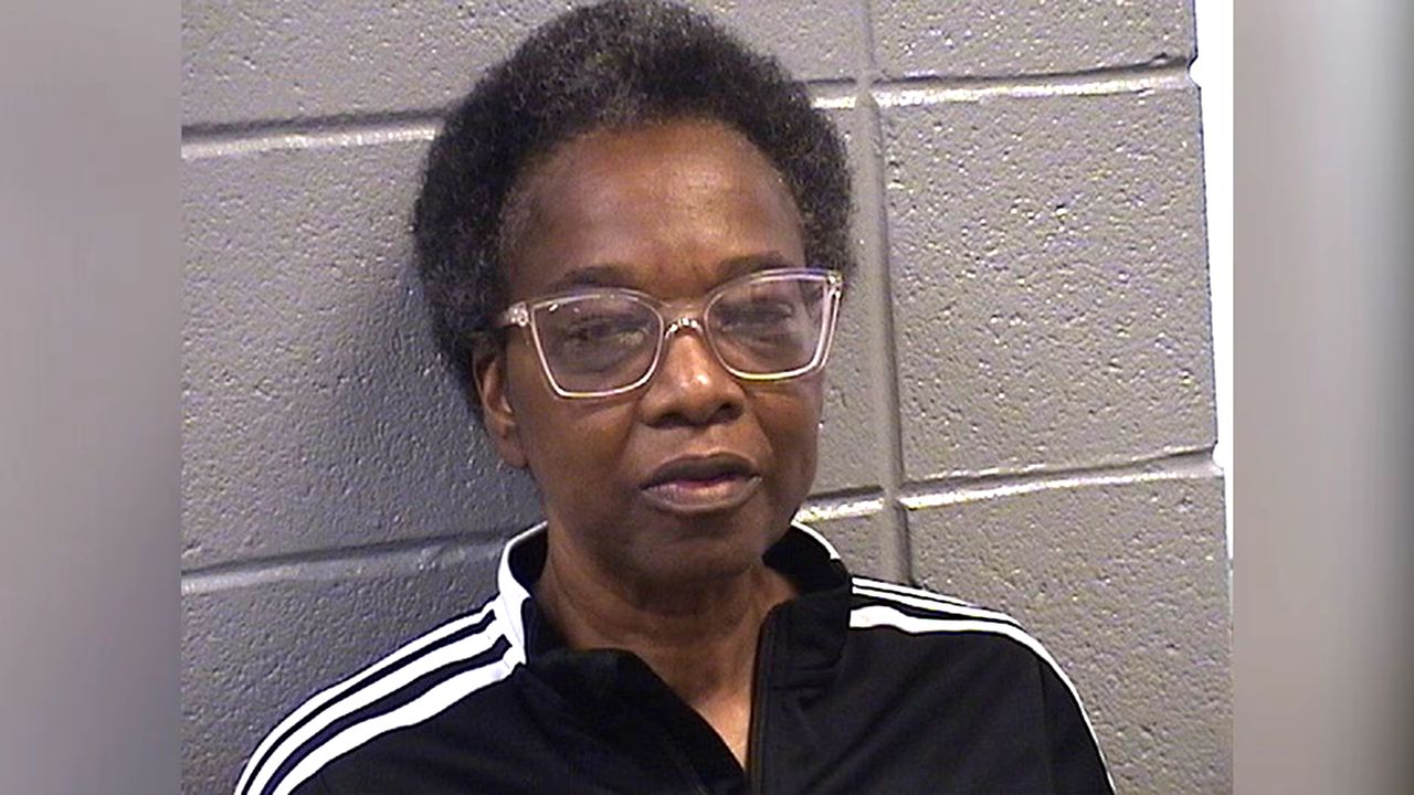 Mujer es condenada por røbar 1,5 millones de dólares en alitas de pollo