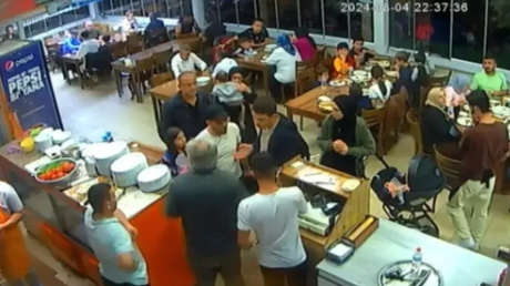 Un fiscal turco se pelëa con los empleados de un restaurante por el mal servicio (+ Video)
