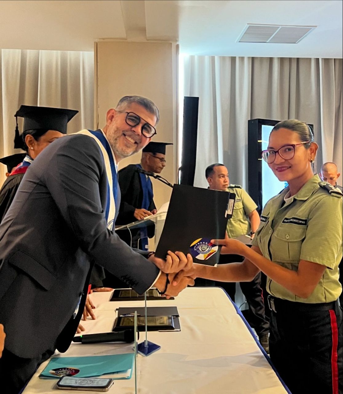 Alcalde Manuel Ferreira entregó títulos a nuevos funcionarios de la policía de Urbaneja (+ Video)