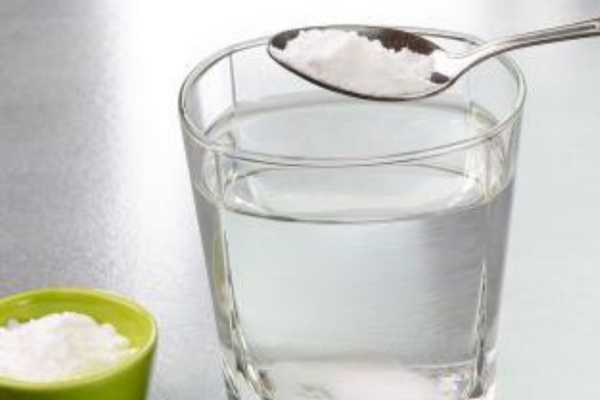 Agua con bicarbonato de sodio: los beneficios y los riesgos de esta tendencia en salud