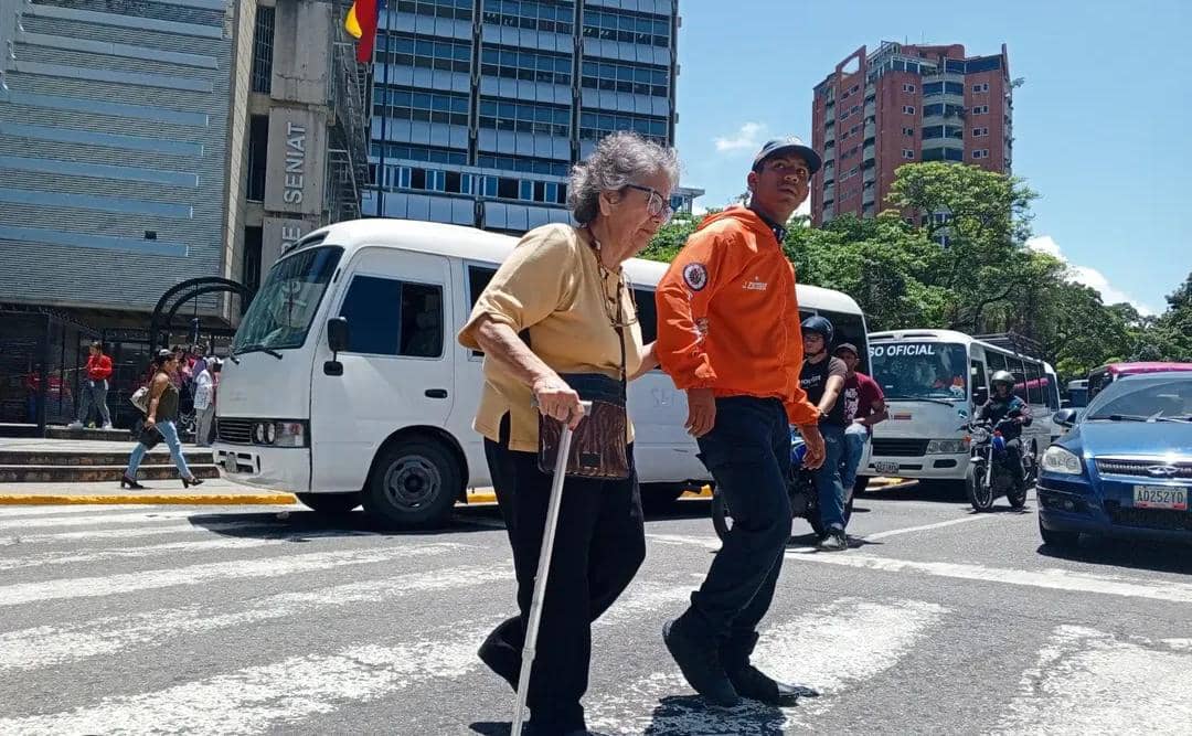 LA FOTO | Así se vio a funcionario de la PNB ayudando a un abuelo a pasar una calle en Caracas
