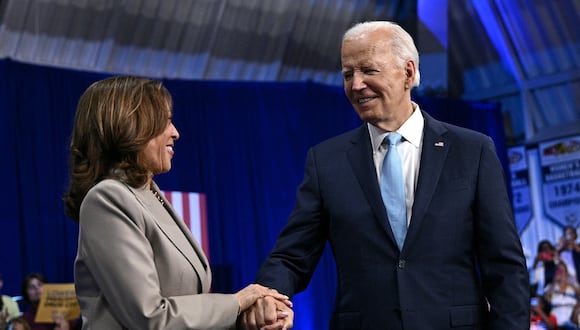 Joe Biden pasa la antorcha a Kamala Harris que aparece por sorpresa en la convención