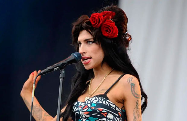 Canciones inéditas manuscritas y una camisa de Amy Winehouse salen a subasta en Londres