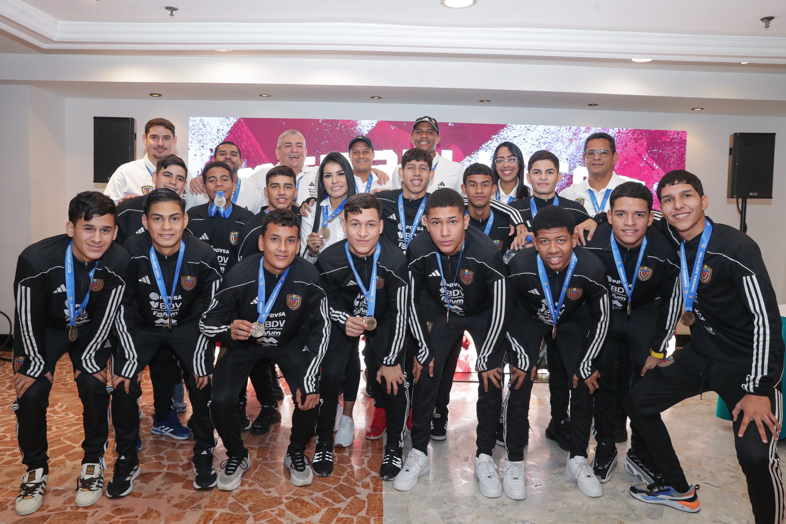 Medallistas de la selección nacional tuvieron una bienvenida especial tras su regreso al país