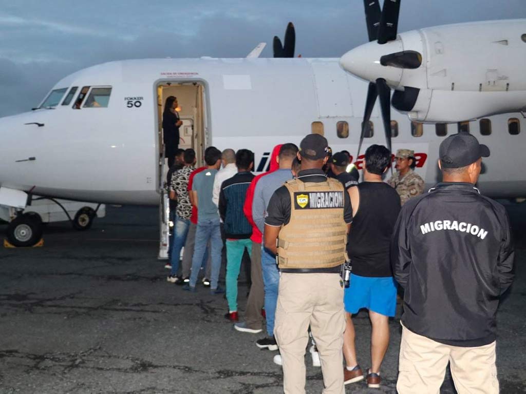 Panamá lanza el primer vuelo de repatriación de migrantes financiado por EEUU