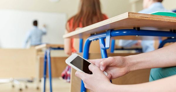 Francia probará la prohibición de móviles en 200 centros educativos