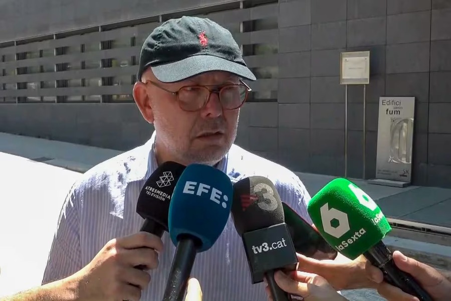 Un «muro humano», sombrero y una silla de ruedas: así logró Puigdemont burlar a la policía