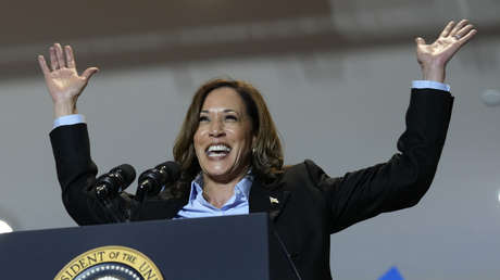 Kamala Harris imita un nuevo acento y la comparan con el Gallo Claudio (+ Video)
