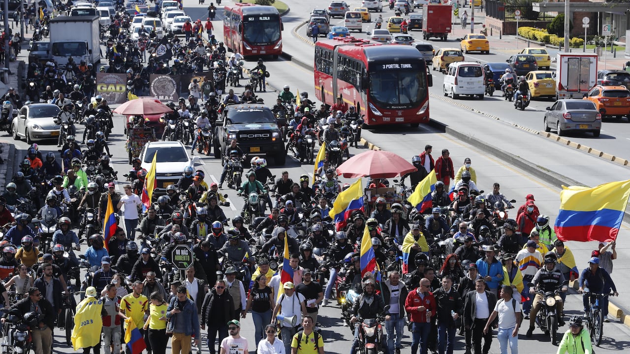 Taxistas, motociclistas y choferes se unen al paro de los camioneros en Colombia