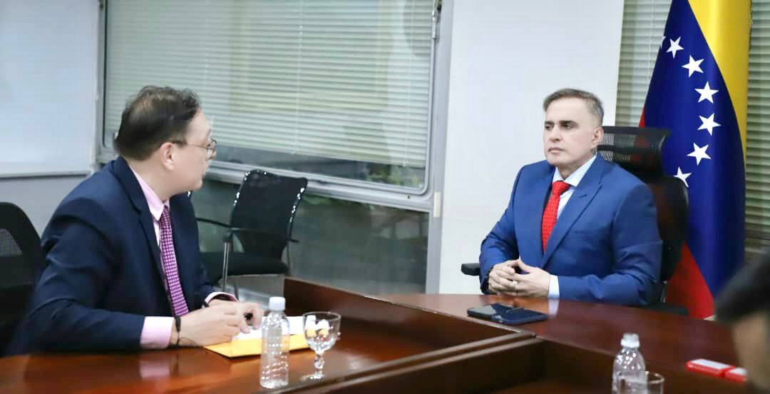 Fiscal General Tarek William Saab recibió en el MP al abogado del requerido por la Justicia Edmundo Gonzalez Urrutia