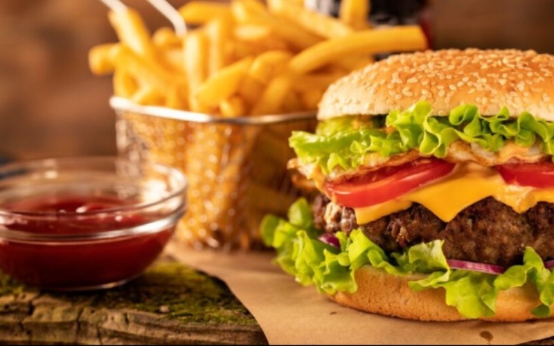 Comer ultraprocesados aumenta la cantidad de microplásticos en el cuerpo, según un estudio