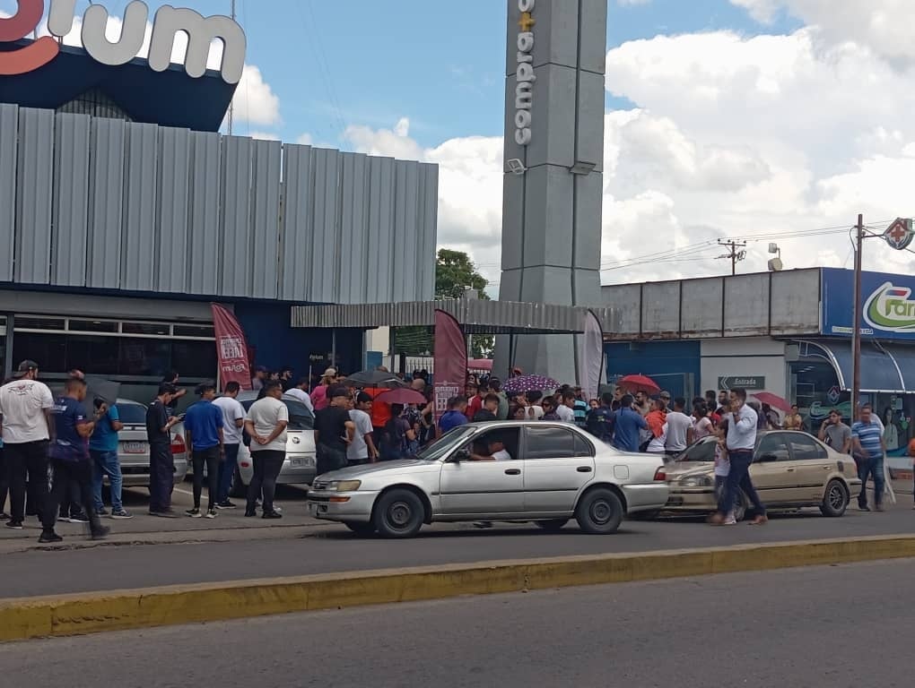 Largas colas para comprar las entradas de la Vinotinto ante Argentina