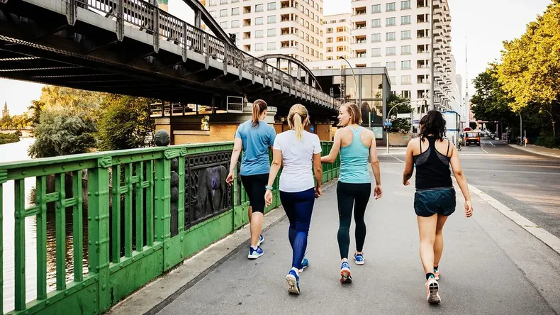 Un estudio de Harvard reveló que caminar 15 minutos al día reduce las ganas de comer algo dulce