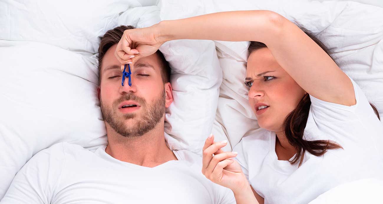 ¿Eres de los que roncan? Prueba estos 5 trucos para dejar de hacerlo