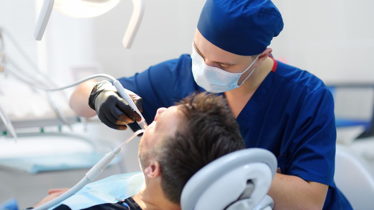 Este hombre de apellido Huang muriö tras la extracción de 23 dientes en un solo día