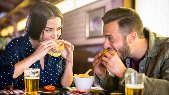 Estudio revela que la tranquilidad de una relación estable te hace subir de peso