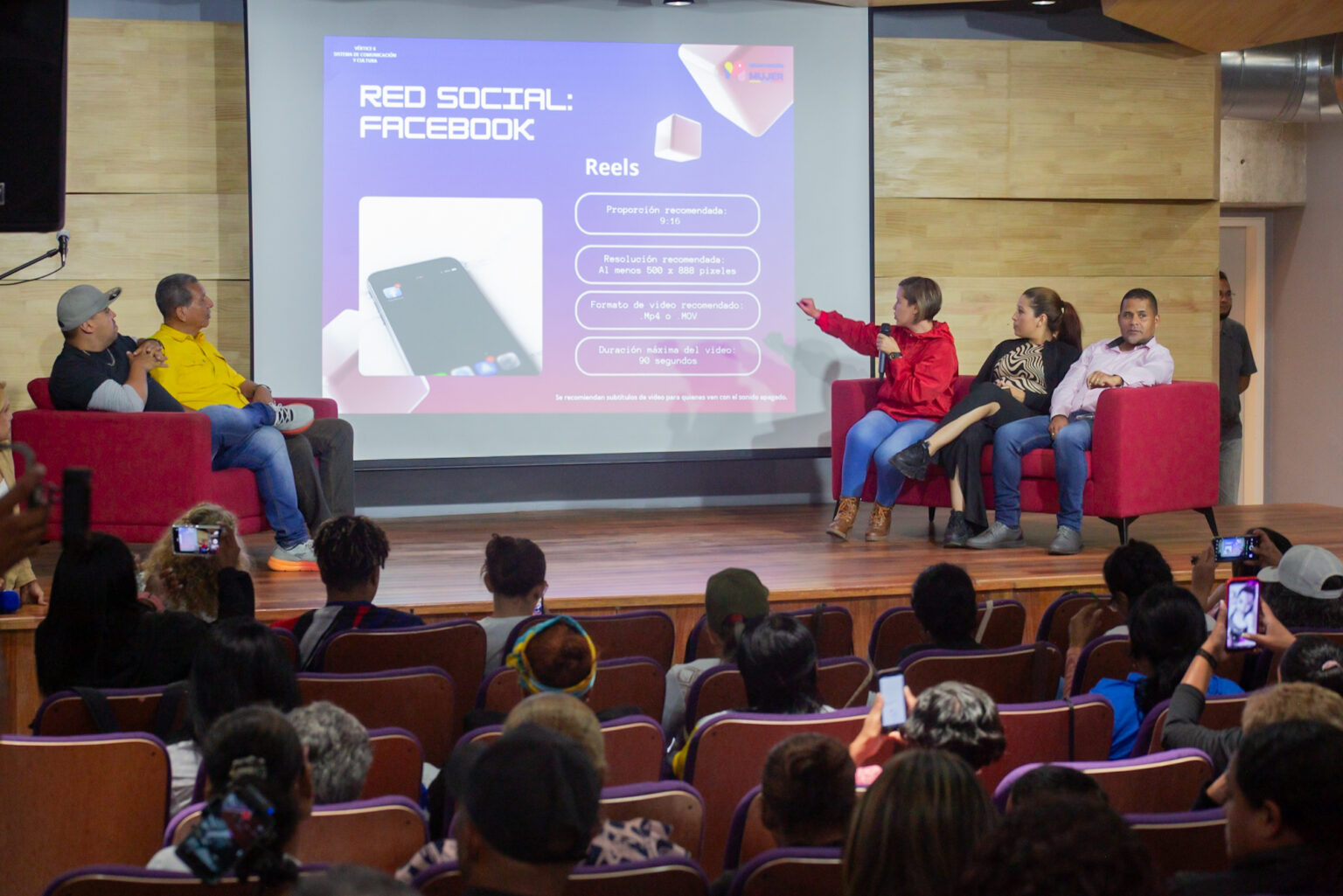Lideresas de movimientos sociales recibieron formación sobre RRSS