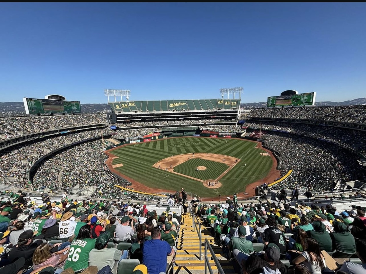 ¡Multitud! Casi 50 mil personas asistieron al último juego del Coliseo en Oakland (+ Fotos)