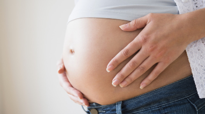 ¿Cuál es el peligrö de la contaminación atmosférica durante el embarazo y la infancia?