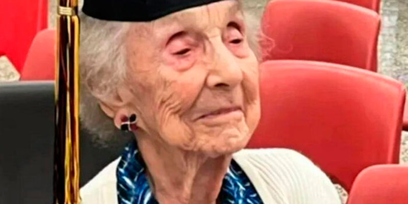 Abuela de 99 años se gradúa del bachillerato y es reconocida por su sacrificio