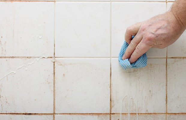 El truco para limpiar y mantener los azulejos de la casa impecables
