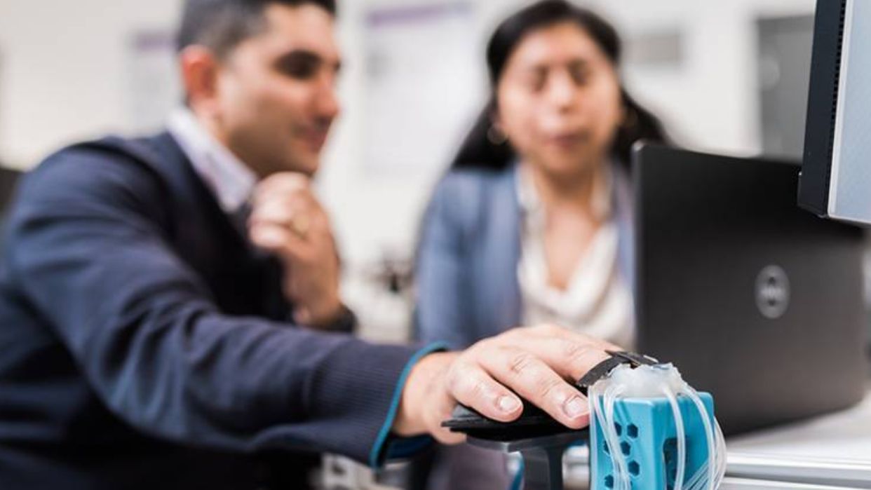 Un dispositivo permitirá que personas a miles de kilómetros de distancia ‘se tomen de la mano’