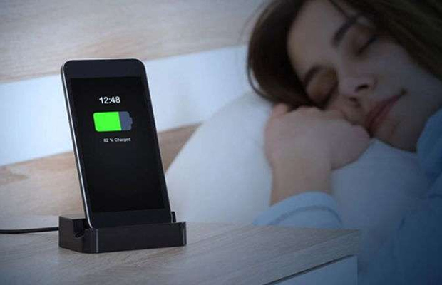 ¿Qué serie de inconvenientes infuyen al cargar el móvil por la noche?