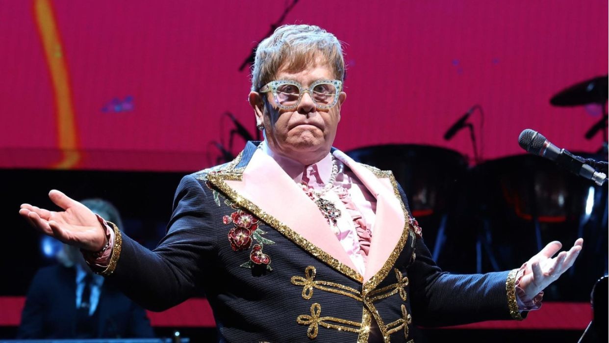 Elton John sufre de «visión limitada» en un ojo tras una grave infección ocular