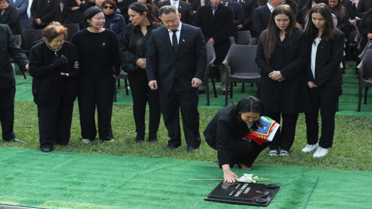 Sepultan cuerpo del expresidente peruano Alberto Fujimori en un cementerio privado de Lima