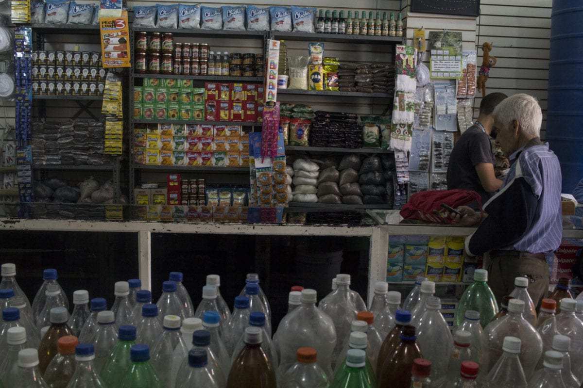 Sundde exhorta a los usuarios a denunciar comercios y compañías que cobren a dólar monitor