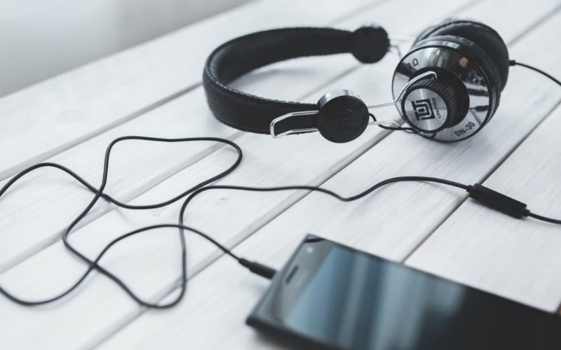 Análisis científico indica que escuchar música tras una operación acelera la recuperación