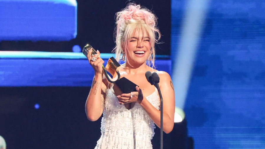 Con ocho Latin Billboard la colombiana Karol G reina en los premios y supera a Peso Pluma