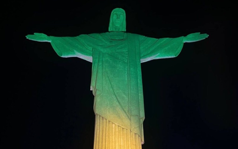 Cristo Redentor en Río de Janeiro se iluminó de verde y amarillo por el cumpleaños de Pelé