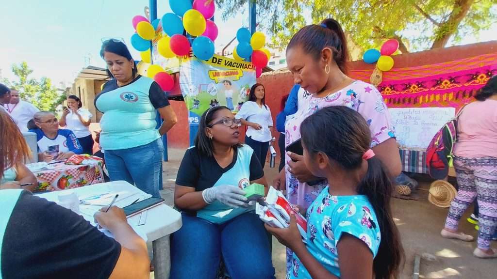 Brindan asistencia social a 35 familias Wayúu que viven en La Guaira