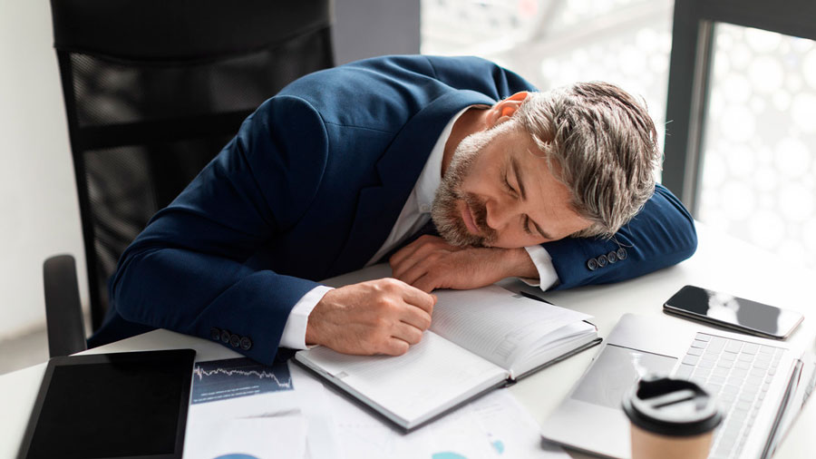 Dormir mal después de los 40 años envejece nuestro cerebro