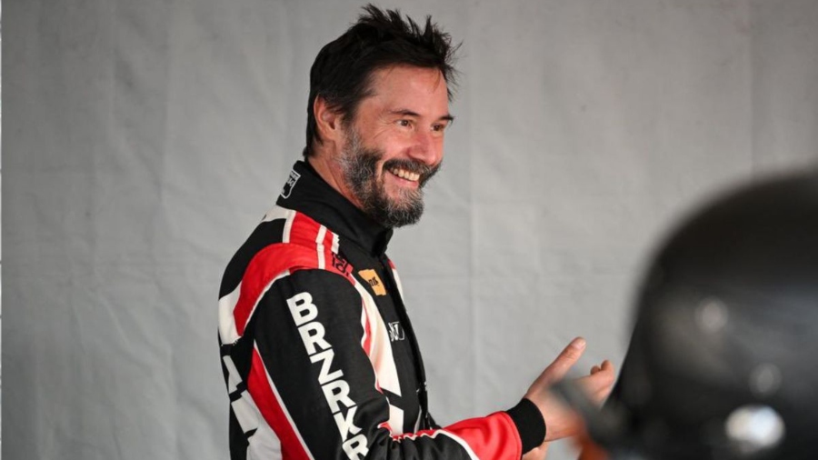 Keanu Reeves derrapa durante su debut en las carreras profesionales