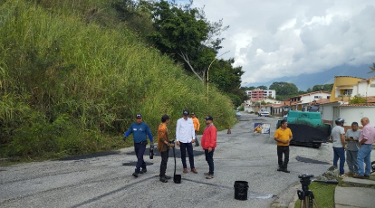 Aplican 120 toneladas de asfalto a Urbanización La Mata