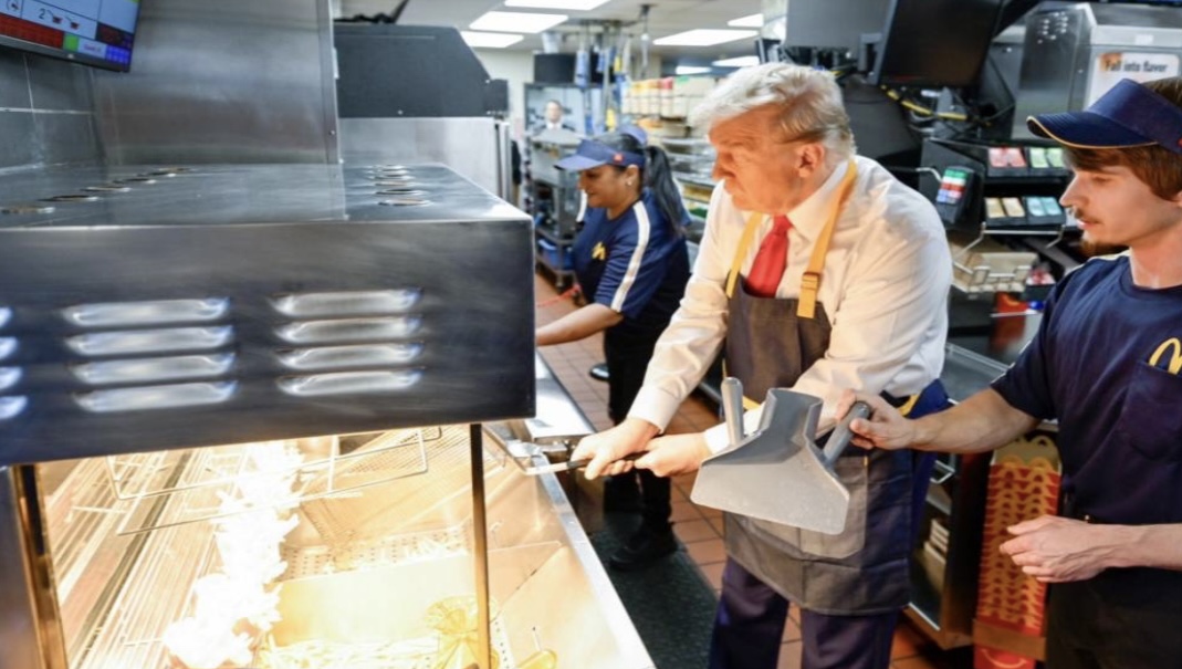 Imágenes de Trump «trabajando» en McDonald’s durante un sorpresivo acto de campaña en Pensilvania