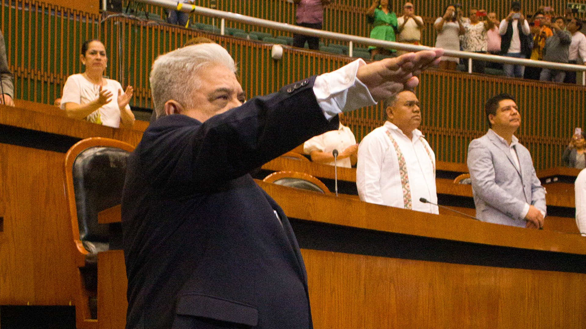 Juramentan al nuevo alcalde de Chilpancingo en México tras asesinäto de Alejandro Arcos