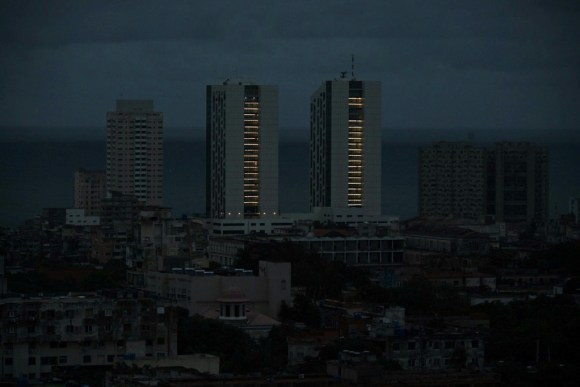Cuba se prepara ante la cercanía del huracán Oscar en medio de un apagón total