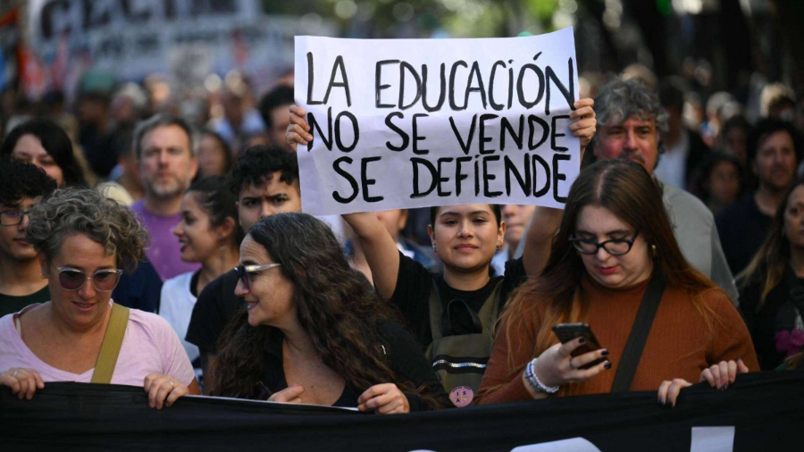 Alumnos argentinos toman universidades y reciben clases en las calles tras veto presidencial a ley que aumentaba presupuesto