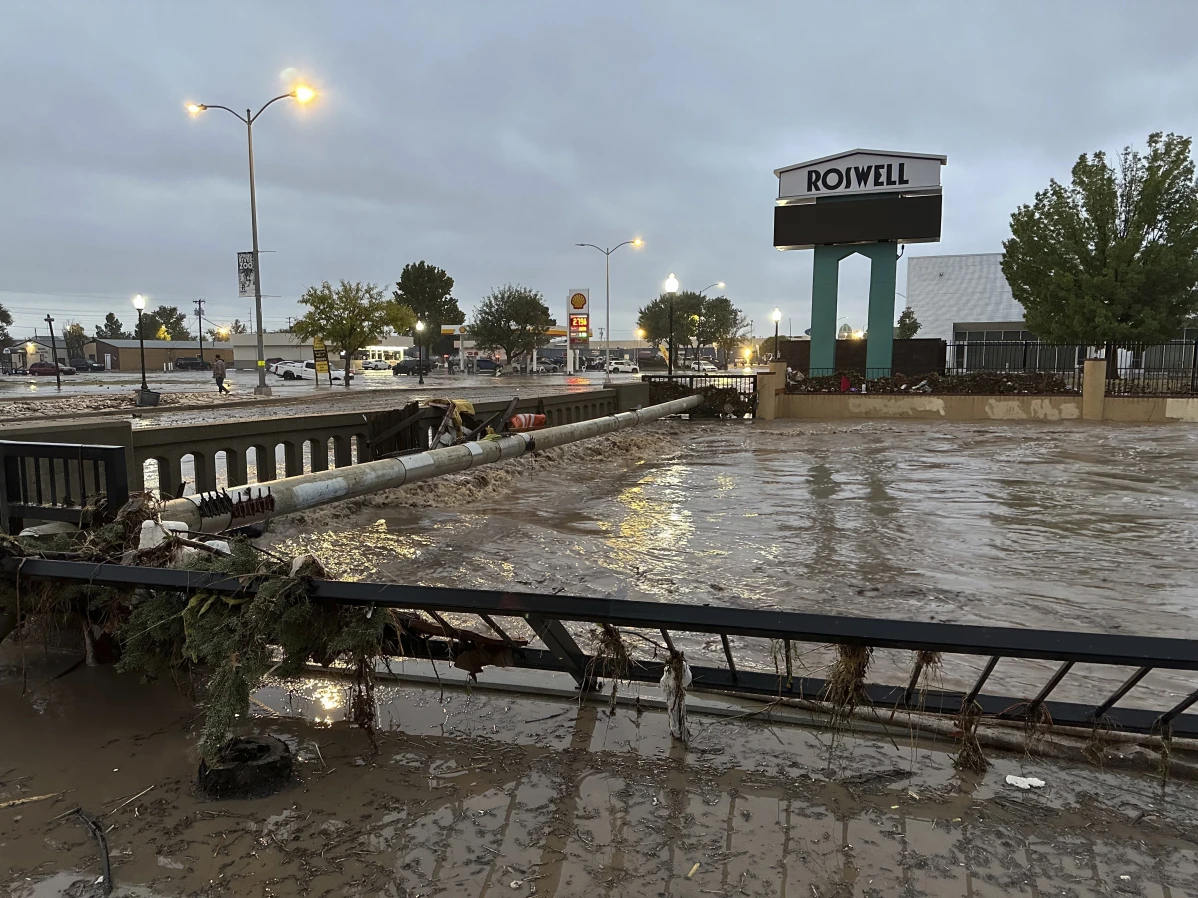Rescatan en Nuevo México a cientos de personas tras atípicas inundaciones