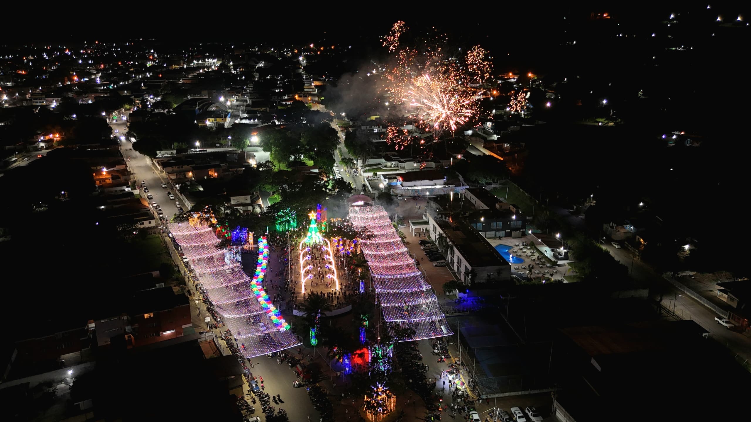 ¡Llegó la navidad a Portuguesa! Así se vio el gran encendido de luces en la Plaza Miranda de Guanare (+ Fotos)