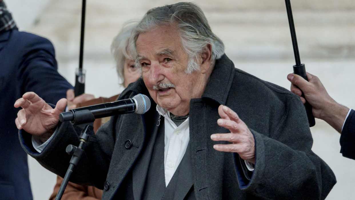 «Hasta siempre, les doy mi corazón»: Mujica reaparece en un mitin antes de las elecciones de Uruguay