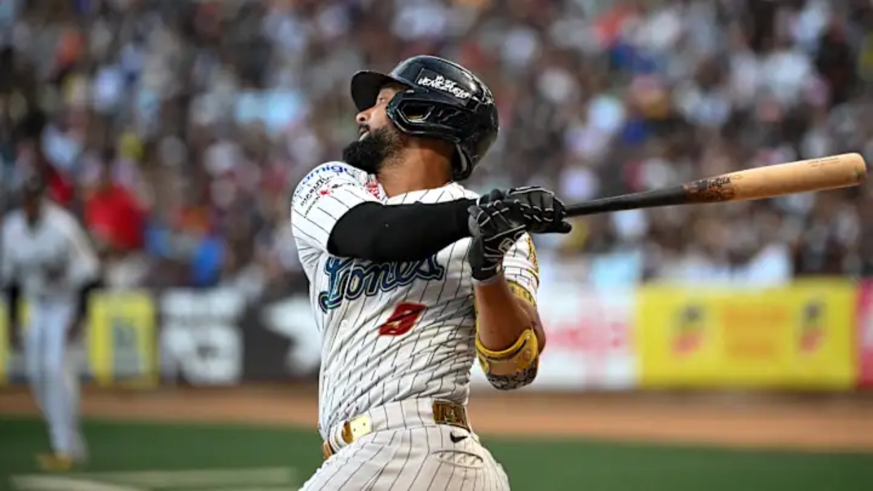 Leones ruge con fuerza ante Águilas en el arranque de la temporada y deja el marcador en 11-4