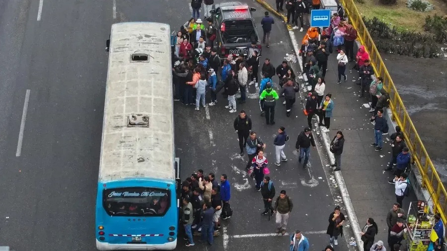 Bloqueos viales y neumáticos pinchados marcan el paro masivo de transporte en Perú