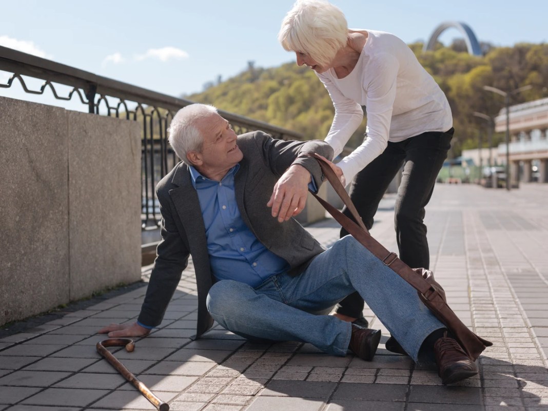 Caídas en adultos mayores se vincula con riesgo de sufrir demencia